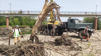 Дістають гілля і сміття. У Франківську очищують річку, в якій потонули люди