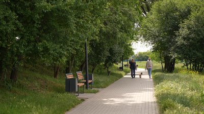 Алея біля водойми в мікрорайоні Озерна у Хмельницькому, червень 2026 року