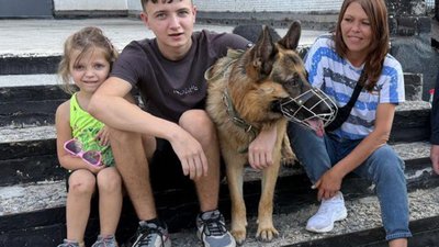 Евакуйована жінка з дітьми в Лозовій на Харківщині