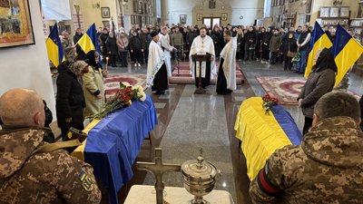 У Полтаві попрощалися із двома військовими, які полягли на війні з РФ