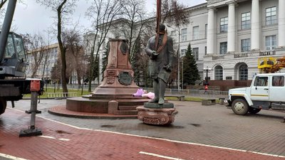 У Дніпрі демонтували пам’ятник Михайлу Ломоносову У Дніпрі демонтували пам’ятник Михайлу Ломоносову