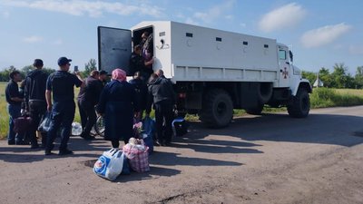Без води, газу та світла: як живе прифронтове селище Нью-Йорк Без води, газу та світла: як живе прифронтове селище Нью-Йорк