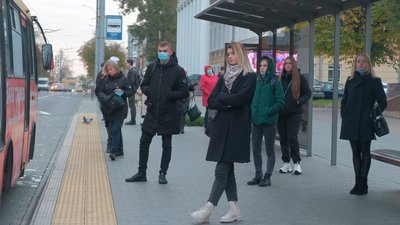 На зупинках — черги, вхід — через передні двері. У Вінниці знову посилили обмеження у транспорті