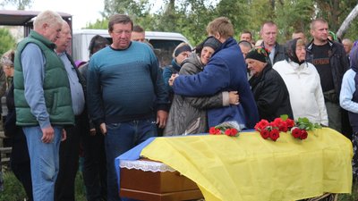 Поховання бійця у рідному селі