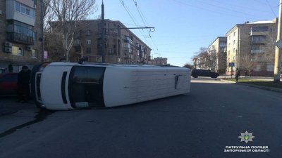 У Запоріжжі «Хаммер» спровокував аварію з маршруткою У Запоріжжі «Хаммер» спровокував аварію з маршруткою