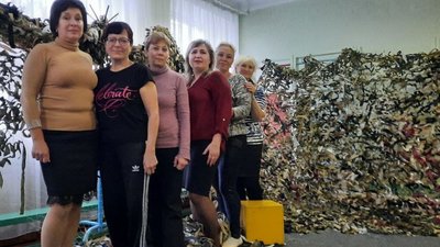 На Кіровоградщині вихователі дитсадків, учні та вчителі шкіл плетуть маскувальні сітки На Кіровоградщині вихователі дитсадків, учні та вчителі шкіл плетуть маскувальні сітки