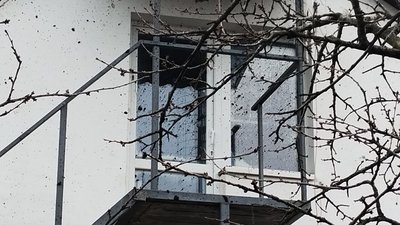 Уламки пошкодили сусідній будинок Уламки пошкодили сусідній будинок