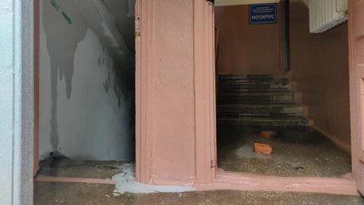 Злива у під'їзді – у Житомирі на Театральній під час перевірки системи опалення прорвало трубу Злива у під'їзді – у Житомирі на Театральній під час перевірки системи опалення прорвало трубу