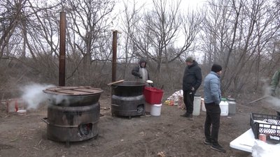 "Хочем їх вгостити смаколиками": волонтери з Рівненщини готують їжу для військових на фронті "Хочем їх вгостити смаколиками": волонтери з Рівненщини готують їжу для військових на фронті