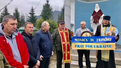 Прикарпатські волонтери будують на Донбасі каплички у гуцульському стилі Прикарпатські волонтери будують на Донбасі каплички у гуцульському стилі