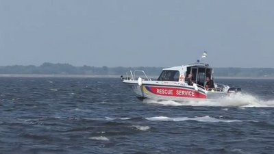 У Черкасах на Дніпрі рятувальники допомогли рибалці дістатися берега