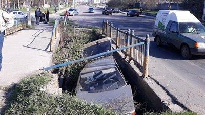 У Кропивницькому легковий автомобіль впав з мосту У Кропивницькому легковий автомобіль впав з мосту