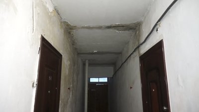 "По лічильниках стікало". У прифронтовій Красногорівці немає грошей на ремонт даху багатоповерхівки