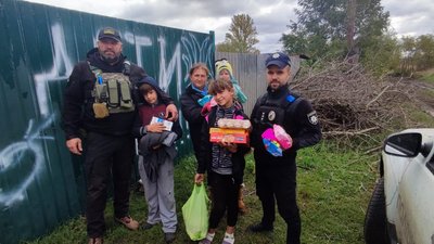 Зведений загін вінницьких поліцейських доставив гумдопомогу мешканцям деокупованих сіл на Харківщині