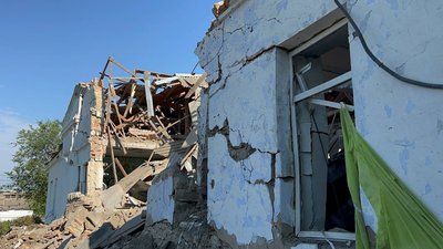 Через обстріли з боку військ РФ зруйнована школа в Миколаєві Через обстріли з боку військ РФ зруйнована школа в Миколаєві