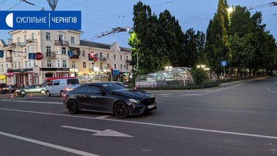 У Чернігові на перехресті проспектів Миру і Перемоги Mercedes збив велосипедиста. ФОТО, ВІДЕО У Чернігові на перехресті проспектів Миру і Перемоги Mercedes збив велосипедиста. ФОТО, ВІДЕО