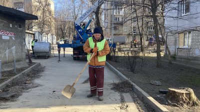 У Шевченківському районі Харкова комунальники усувають наслідки удару "Шахеда"