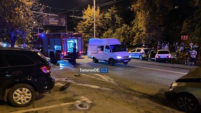 У Харкові водій протаранив три припарковані авто та травмував пішохода У Харкові водій протаранив три припарковані авто та травмував пішохода