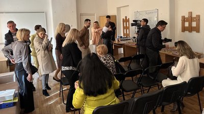 Допомога для охочих взяти дитину під опіку: в Ужгороді запрацював відділ підтримки сімейних форм виховання Допомога для охочих взяти дитину під опіку: в Ужгороді запрацював відділ підтримки сімейних форм виховання