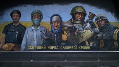 "Буде підтримувати дух наших воїнів і громадян": на будівлі поліції Рівненщини малюють мурал "Буде підтримувати дух наших воїнів і громадян": на будівлі поліції Рівненщини малюють мурал