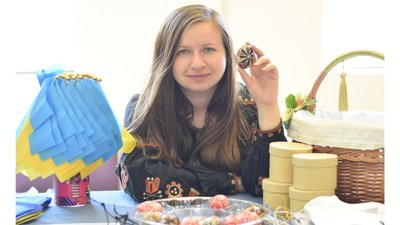 Писанкова терапія: як черкащанка у США розписує писанки і підтримує Україну