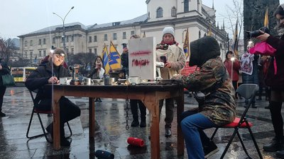 Акція-інсталяція "Святвечір у двох реаліях" Акція-інсталяція "Святвечір у двох реаліях"