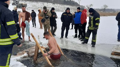 У прифронтовій Попасній українські військові пірнали в ополонку У прифронтовій Попасній українські військові пірнали в ополонку