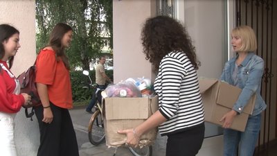 Вторсировину в ужгородців другий тиждень безкоштовно забирають Емілія та Валерія