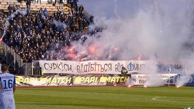 Під стінами НБУ мітингували “фанати” Динамо з вимогою повернути гроші Суркісам Під стінами НБУ мітингували “фанати” Динамо з вимогою повернути гроші Суркісам