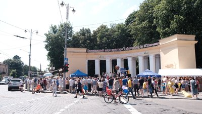 Наїдки, фотозони та вакцинація від COVID: у Чернівцях відбувається Петрівський ярмарок