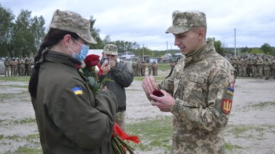 Військовий Тернопільської артбригади освідчився коханій на Рівненському полігоні Військовий Тернопільської артбригади освідчився коханій на Рівненському полігоні