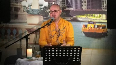 Збирали кошти на підтримку ЗСУ: черкаський поет провів творчий вечір Збирали кошти на підтримку ЗСУ: черкаський поет провів творчий вечір