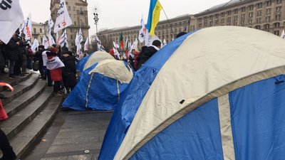У Києві демонстранти встановили кілька наметів, на Майдані сталися сутички з поліцією У Києві демонстранти встановили кілька наметів, на Майдані сталися сутички з поліцією