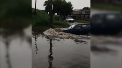 Трава забила зливові решітки: комунальники назвали причину потопу під мостом у Прилуках Трава забила зливові решітки: комунальники назвали причину потопу під мостом у Прилуках