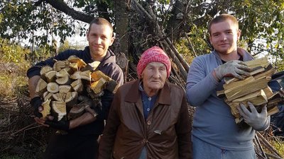 Подарували холодильник та заготовили дрова: волонтери Херсона допомогли 80-річній бабусі