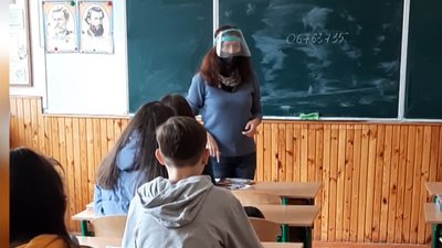 У житомирській школі №21 вчителі проводять уроки в захисних екранах