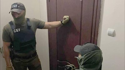 Черкащанина підозрюють в організації схеми виїзду чоловіків за кордон під виглядом багатодітних батьків Черкащанина підозрюють в організації схеми виїзду чоловіків за кордон під виглядом багатодітних батьків