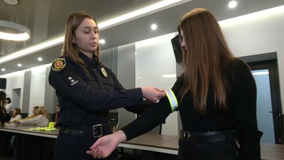 У Рівному поліцейські навчали дітей виготовляти світловідбивальні елементи
