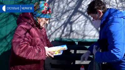 У масках, в гумових рукавичках та з дезинфекторами розносять пошту листоноші у Новгороді-Сіверському