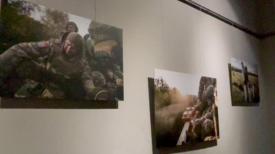 "Квіти війни"з Бахмутського напрямку: у Рівному презентували виставку фотосвітлин "Квіти війни"з Бахмутського напрямку: у Рівному презентували виставку фотосвітлин