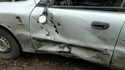 Обстріли, війна, пошкоджена автівка, Дніпропетровщина