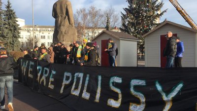 Близько 30-ти шанувальників житомирського футбольного клубу "Полісся" пікетували обласну раду
