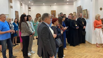 Відвідувачі виставки "Почаївський монастир в історії греко-католицької Церкви" в Тернополі Відвідувачі виставки "Почаївський монастир в історії греко-католицької Церкви" в Тернополі