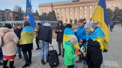 Згуртовані однією метою. Херсонці провели віче Згуртовані однією метою. Херсонці провели віче