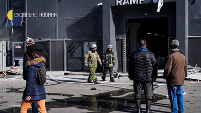 Росіяни вдарили по ТРЦ "Ретровіль" у Києві. Що від нього лишилось Росіяни вдарили по ТРЦ "Ретровіль" у Києві. Що від нього лишилось