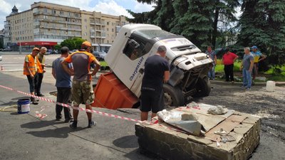 У Житомирі на майдані Соборному вантажівка провалилася під асфальт У Житомирі на майдані Соборному вантажівка провалилася під асфальт