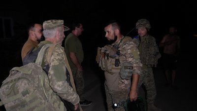 Бійці 65-ї окремої механізованої бригади "Великий Луг" після виходу з позицій