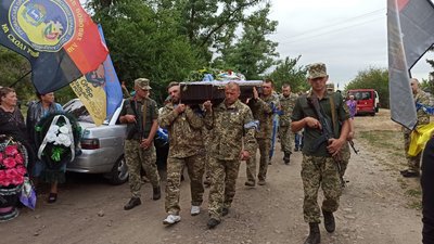 На Кіровоградщині прощаються з військовим, якого вбив снайпер На Кіровоградщині прощаються з військовим, якого вбив снайпер