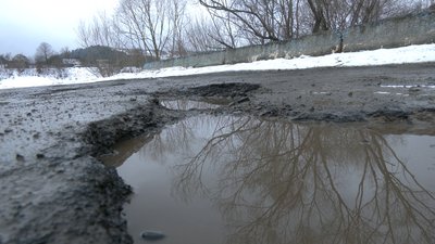 Як живе село на Франківщині з дорогою, яку ремонтували ще у 90-х, і коли її полагодять Як живе село на Франківщині з дорогою, яку ремонтували ще у 90-х, і коли її полагодять