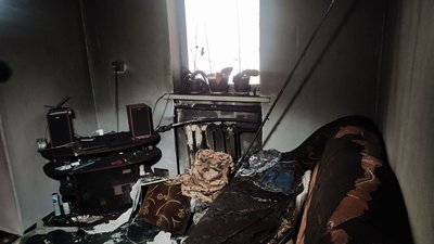 Живуть по сусідах: у подружжя з Сумщини згорів будинок через обстріли військовими РФ Живуть по сусідах: у подружжя з Сумщини згорів будинок через обстріли військовими РФ